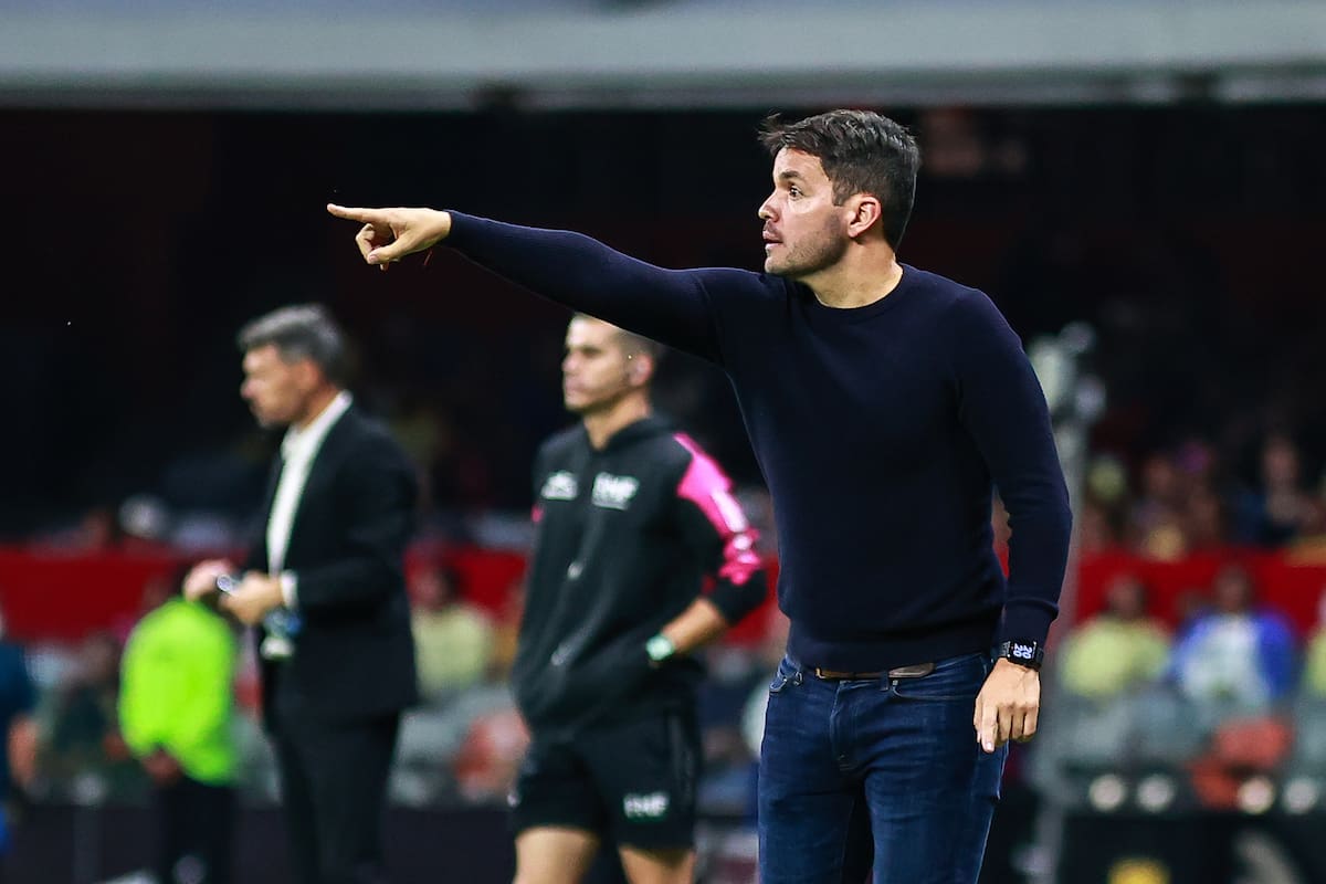 Nicolás Larcamón, dirigiendo a Puebla, ante América, por el Torneo Apertura 2022 de la Liga MX, en el estadio Azteca (octubre de 2022)
