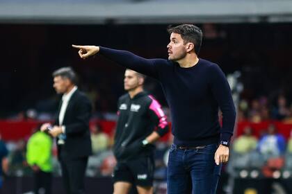 Nicolás Larcamón, dirigiendo a Puebla, ante América, por el Torneo Apertura 2022 de la Liga MX, en el estadio Azteca (octubre de 2022)