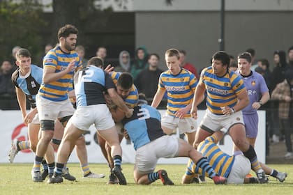 Nicolás Leiva trata de penetrar el muro que conforman Marcos Herrero Anzorena y Estanislao Carullo; los combates de forwards fueron durísimos y los ganó Hindú.