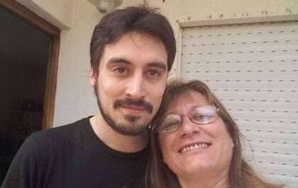 Nicolás Lupín, detenido por tener plantas de marihuana en Puán, junto a su madre, Fabiana Herrero, que insiste con que esas plantas son para uso medicinal y recreativo