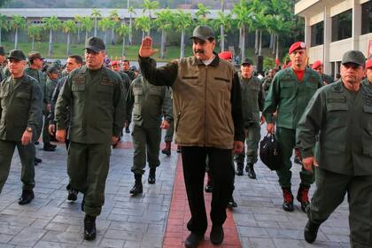 Nicolás Maduro saluda a sus seguidores