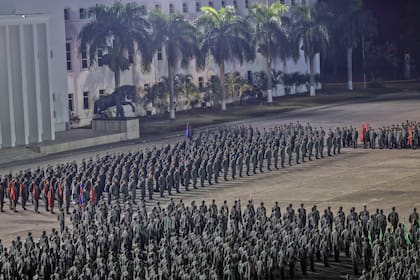 Nicolás Maduro habló muy temprano desde una base militar