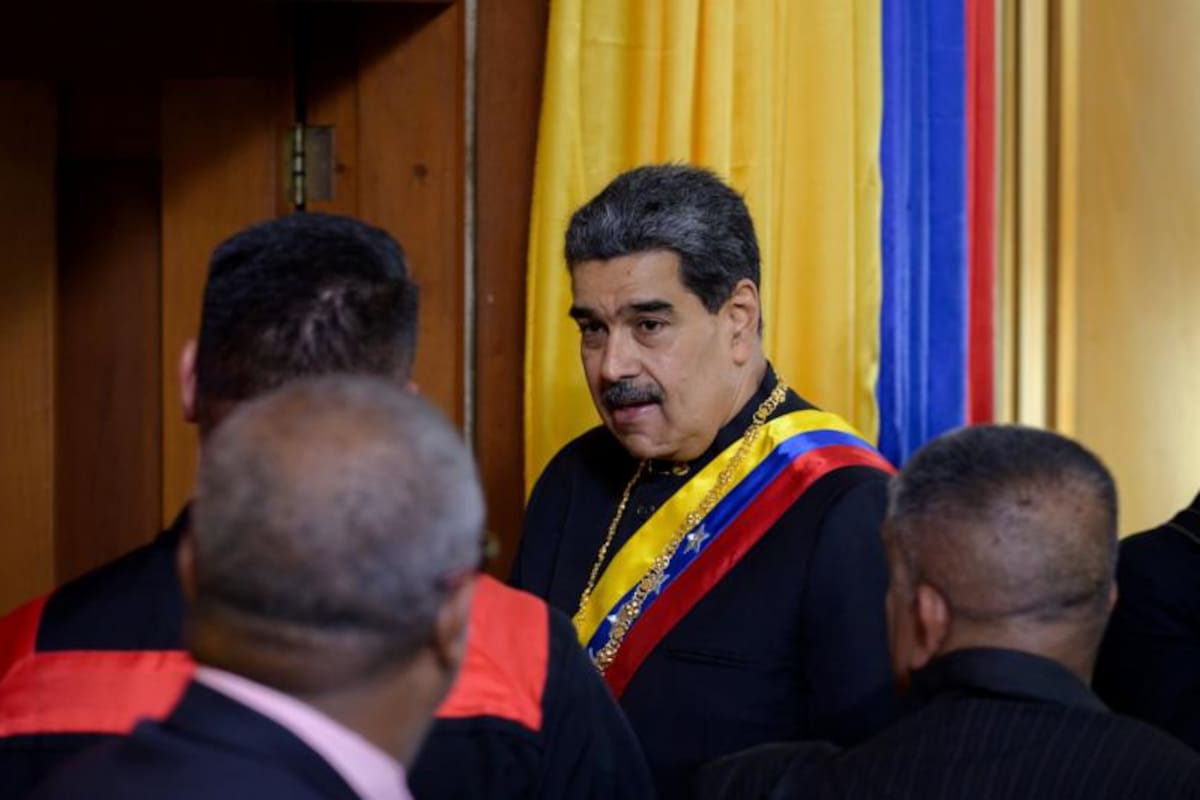 Nicolás Maduro, con la banda presidencial de Venezuela; hoy volverá a asumir