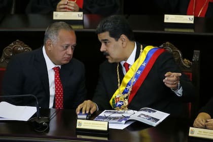 Nicolás Maduro conversa con Diosdado Cabello