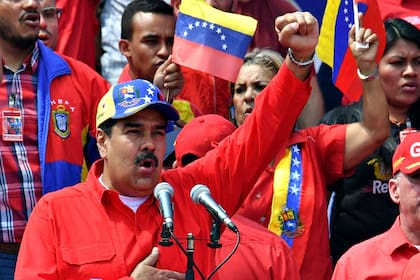 Tras los reveses en el frente externo, avanza con un plan para convocar a elecciones legislativas y debilitar así a la oposición; un hermano de Chávez advirtió que podrían "tomar los fusiles"