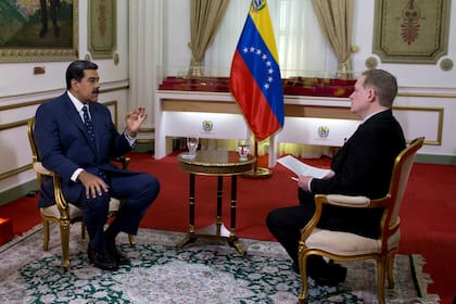 Nicolás Maduro durante la entrevista con el vicepresidente de noticias internacionales de AP, Ian Phillips, en el Palacio de Miraflores en Caracas