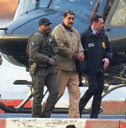 Nicolás Maduro en custodia de agentes de la DEA al llegar a Estados Unidos