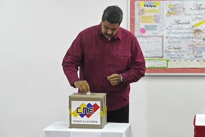 El presidente y candidato fue el primero en votar