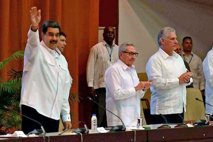 Nicolás Maduro junto a Raúl Castro en Cuba