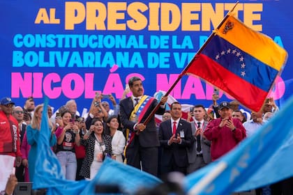 Nicolás Maduro ondea la bandera de la nación durante su investidura para un tercer mandato como presidente en el Palacio de Miraflores, en Caracas, el viernes 10 de enero de 2025