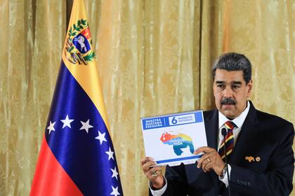 Nicolás Maduro, Presidente de Venezuela, muestra un folleto sobre el territorio del Esequibo. Jhonn Zerpa/Prensa Miraflores/dpa