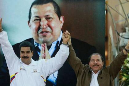 Nicolás Maduro y Daniel Ortega, con una imagen de Hugo Chávez de fondo