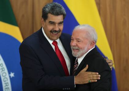 Nicolás Maduro y Lula da Silva, finalizan una conferencia de prensa en Brasilia (Archivo)