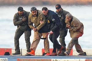 Nicolás Maduro y su esposa, Cilia Flores, aparecen esposados tras aterrizar en un helipuerto de Manhattan, escoltados por agentes federales fuertemente armados mientras se dirigen a un vehículo blindado rumbo a un tribunal federal en Manhattan el 5 de enero de 2026 en la ciudad de Nueva York
