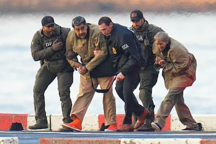 Nicolás Maduro y su esposa, Cilia Flores, aparecen esposados tras aterrizar en un helipuerto de Manhattan, escoltados por agentes federales fuertemente armados mientras se dirigen a un vehículo blindado rumbo a un tribunal federal en Manhattan el 5 de enero de 2026 en la ciudad de Nueva York