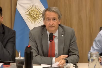 Nicolás Mayoraz, presidente de la comisión de Asuntos Constitucionales y de Comercio, durante la reunión