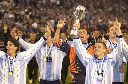 Nicolás Medina (izquierda) festeja la obtención del Mundial Sub 20 2001 junto a Sebastián Bueno, Andrés D'Alessandro y Wilfredo Caballero
