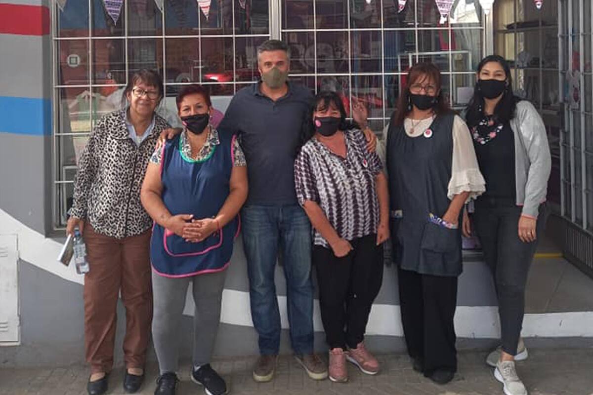 Nicolás Meyer junto a voluntarias de Cáritas