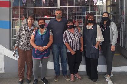 Nicolás Meyer junto a voluntarias de Cáritas