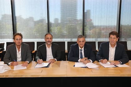 Nicolás Mindlin (Pampa Energía), Marcos Bulgheroni (PAE), Horacio Marín (YPF) y Mariano Cancelo (Harbour Energy) en la firma del acuerdo para traer buques de GNL en 2027