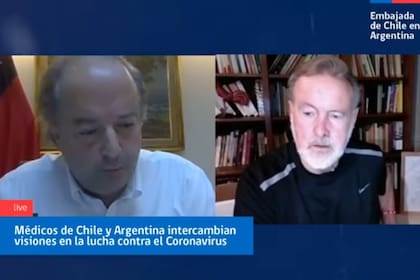 Nicolás Monckeberg y Rafael Bielsa, durante la videoconferencia en la que intercambiaron información respecto del trabajo para detener el coronavirus en Chile y la Argentina