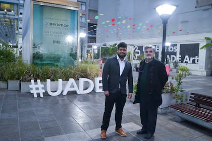 Nicolás Monzón junto a uno de sus profesores en UADE