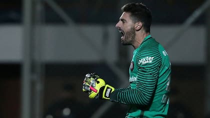 Nicolás Navarro y el festejo en el triunfo ante Emelec