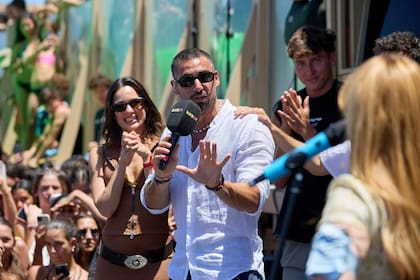 Nicolás Occhiato, Florencia Jazmín Peña y Marcos Giles interactúan con el público durante la transmisión en vivo