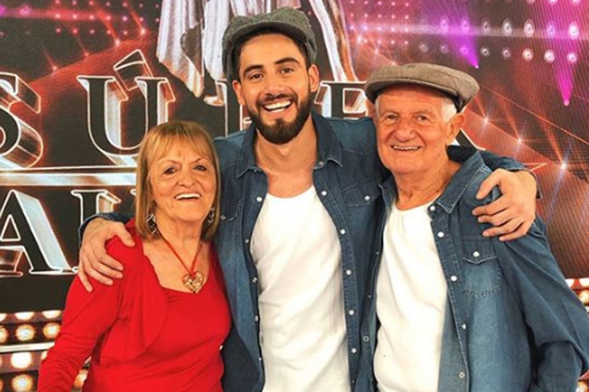 Nicolás Occhioato junto a sus abuelos