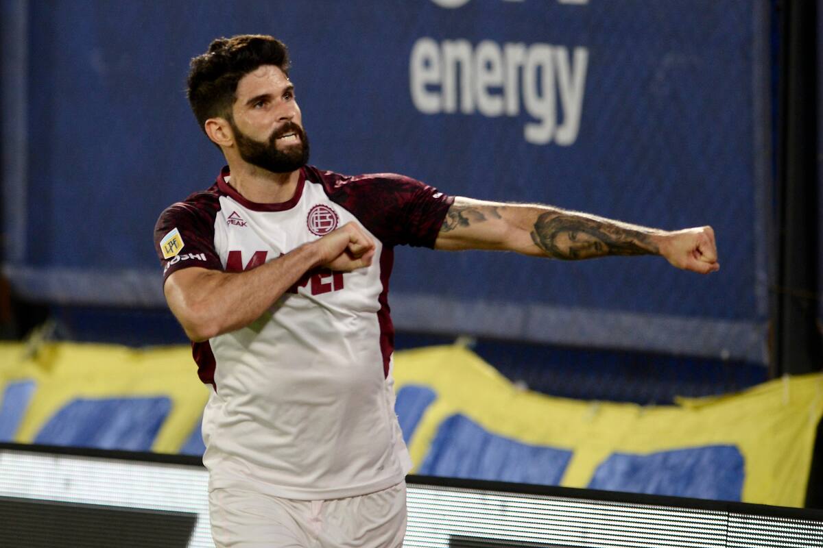 Nicolás Orsini festeja uno de sus goles frente a Boca Juniors