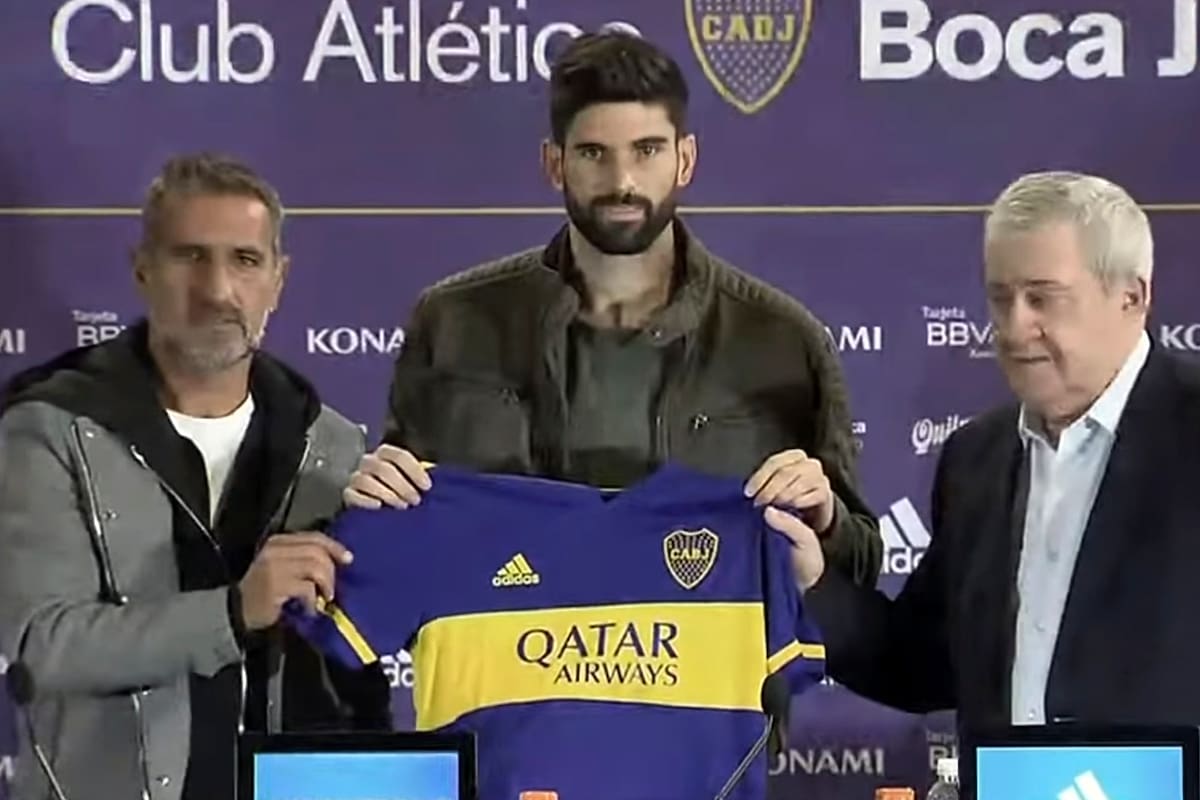 Nicolas Orsini, presentado este viernes como refuerzo de Boca; junto con Raúl Cascini (integrante del Consejo de Fútbol) y el presidente Jorge Amor Ameal