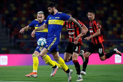 Nicolás Orsini y Norberto Briasco, dos refuerzos de Boca que no rindieron como se esperaba; en la foto, en un partido ante Patronato. 22-09-21