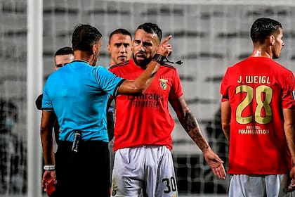 Nicolas Otamendi expulsado