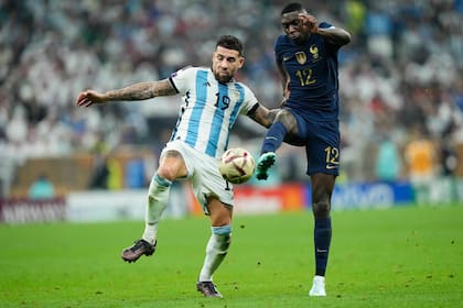 Nicolás Otamendi y Randal Kolo Muani peleando por la pelota durante la final de la Copa del Mundo de Qatar 2022