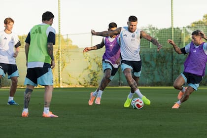 Nicolás Otamendi en acción en una práctica de la selección argentina previa al amistoso ante Angola, de este viernes.