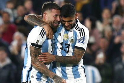 Nicolás Otamendi festeja su gol junto a Cristian 'Cuti' Romero; la Argentina se mantiene en lo más alto de la tabla