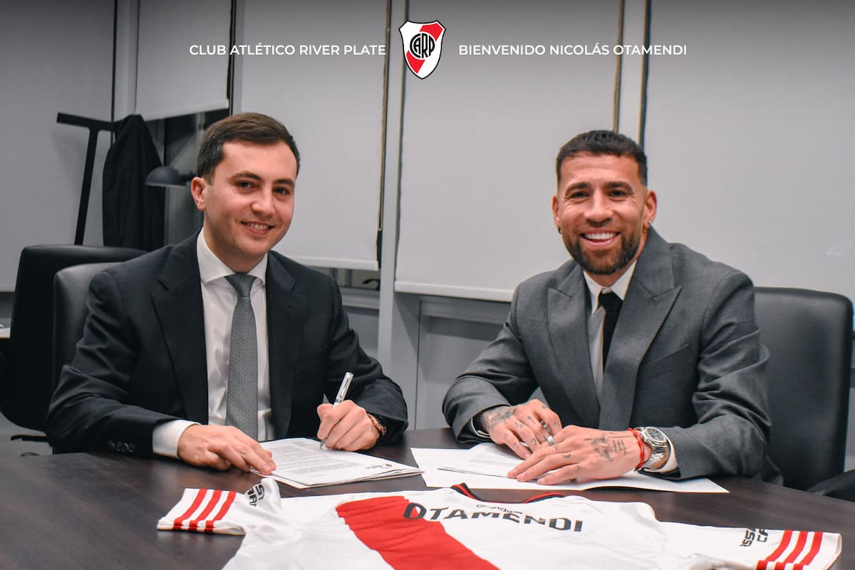 Nicolás Otamendi firma con el presidente Stefano Di Carlo el contrato que lo vincula por un año y medio con el club del que es hincha: River Plate.
