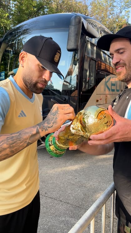 Nicolás Otamendi firma la réplica de la Copa del Mundo durante los Juegos Olímpicos en Francia, donde fue capitán de la selección de fútbol Sub 23