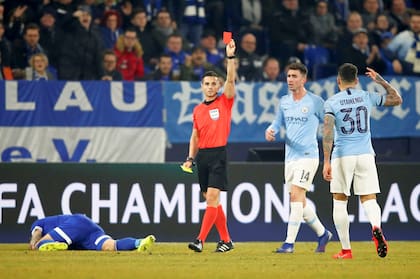 Nicolás Otamendi fue expulsado frente al Schalke 04.