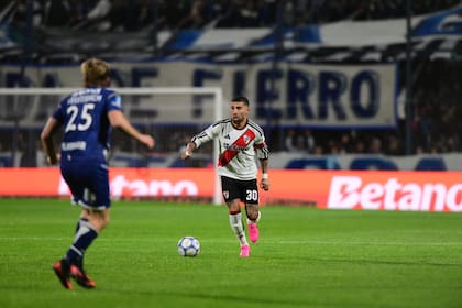 Nicolás Otamendi la pasó mal en la visita de River a La Plata: sufrió el ataque del Lobo