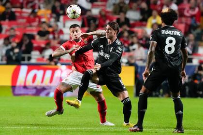 Nicolás Otamendi lucha por la pelota con Dusan Vlahovic, el 4-3 en Portugal clasificó a Benfica y eliminará a Juventus en la Champions League.