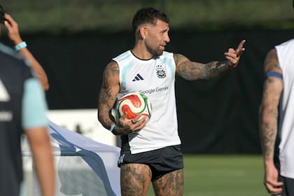Nicolás Otamendi podría ingresar para conformar un 5-3-2, con un volante menos y Lionel Messi y Julián Álvarez en el ataque