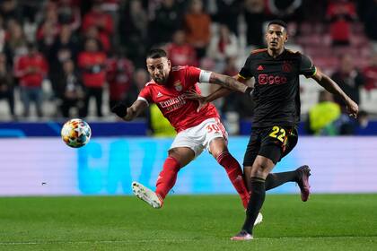Nicolás Otamendi vuelve a ser titular en Benfica, de Portugal, que visita a Ajax en Países Bajos, por los octavos de final de la Champions League.
