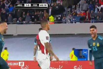 Nicolás Otamendi y Cristian Romero se acercan a Yoshimar Yotún y celebran que este haya errado su penal.