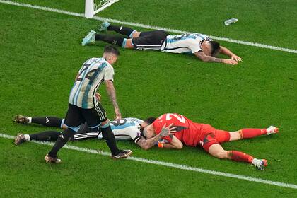 Nicolás Otamendi y Emiliano Martínez, un abrazo en el piso tras la tapada del arquero en el último minuto ante Australia, por los octavos de final