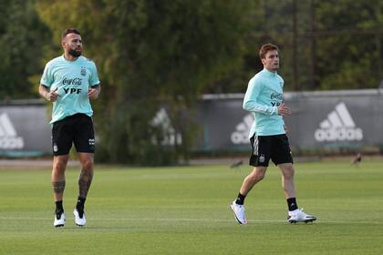 Nicolás Otamendi y Nicolás Tagliafico realizaron ejercicios regenerativos: ambos arrastran molestias físicas luego de jugar el último fin de semana en Europa y están en duda para jugar contra Paraguay el jueves.