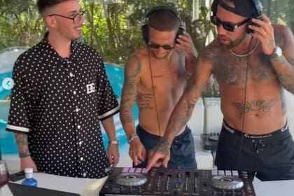 Nicolás Otamendi y Papu Gómez jugaron a ser DJ con Fer Palacio en el cumpleaños de Leandro Paredes