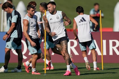 Nicolás Otamendi ya se despidió, mientras que otros jugadores del ciclo, como Giovani Lo Celso, están bajo observación