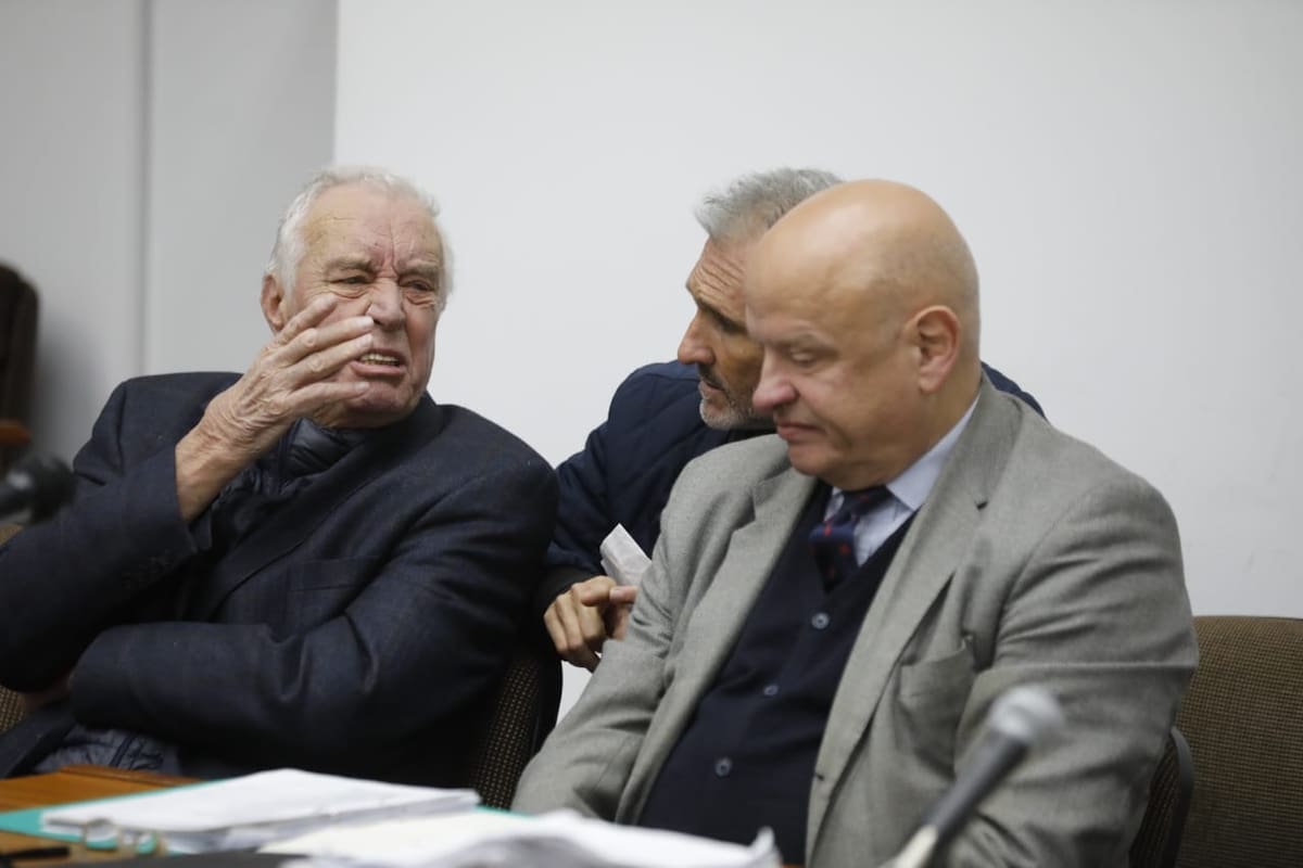 Nicolás Pachelo (en el medio de la imagen) habla con sus abogados, Roberto Ribas y Marcelo Rodríguez Jordán