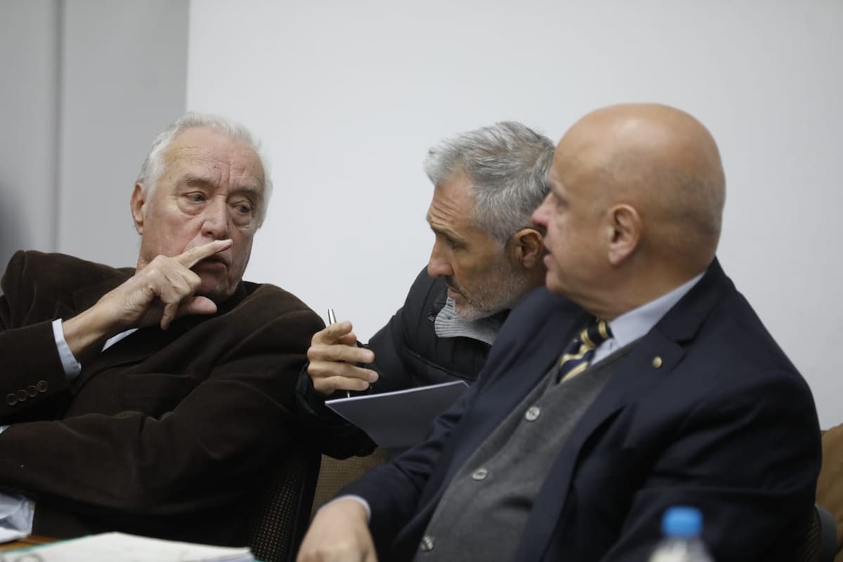 Nicolás Pachelo (en el medio) habla con sus abogados, Roberto Ribas y Marcelo Rodríguez Jordan